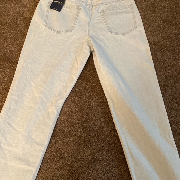 Concert Jeans 👖, ready to spice up any fit! High waist and super cute 🥰 - Picture 6 of 9